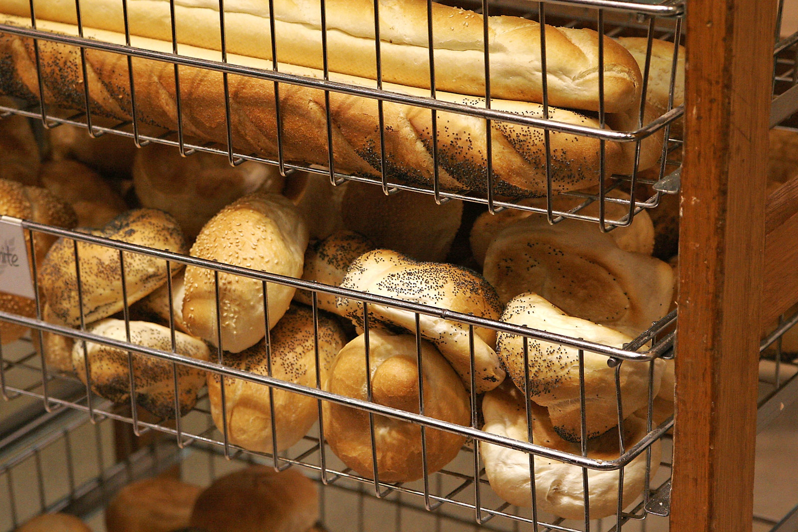 Bread_rolls_at_a_bakery.jpg