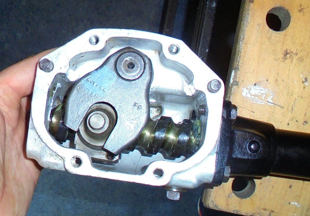1965 series 2a station wagon steering box main nut and rocker arm fitted.JPG