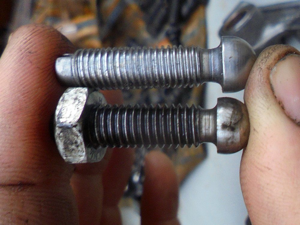 1965 series 2a station wagon tappet adjusters different threads.JPG