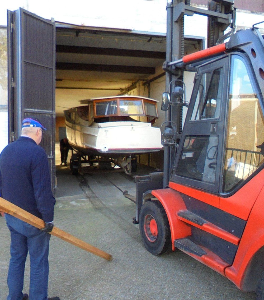 Boat leaving1.JPG
