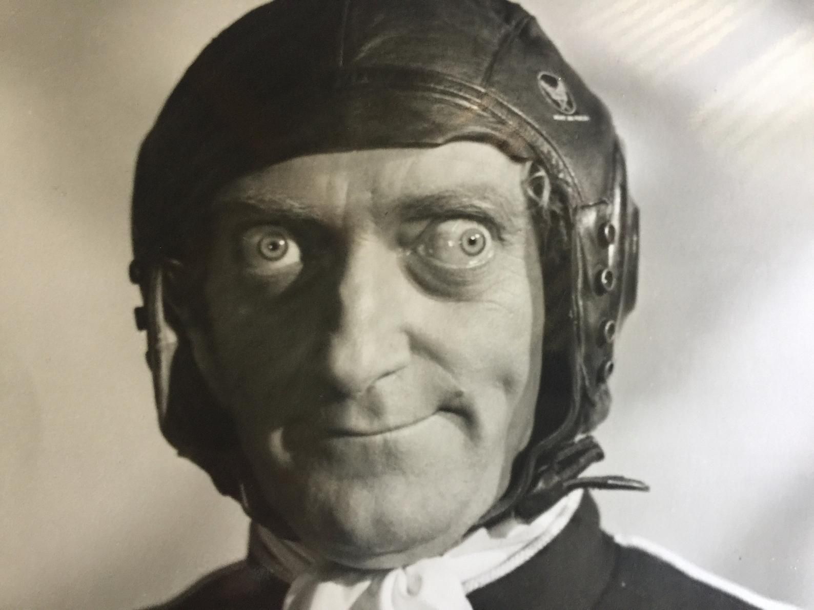 1000 милей. Взгляд на миль. Marty Feldman Silent movie. Марти Фельдман отдает честь. Взгляд на 30 миль.