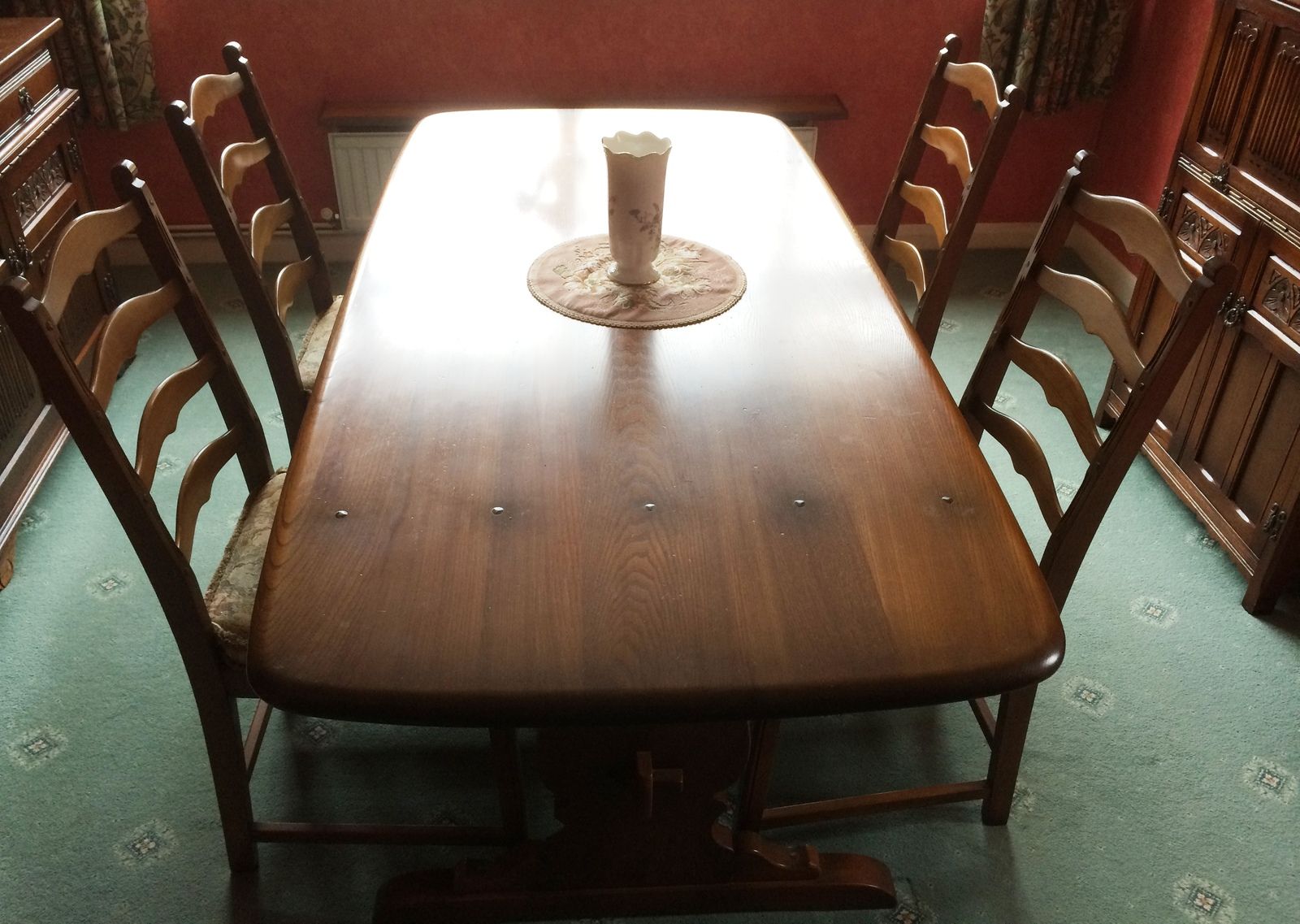 Table and Chairs.JPG