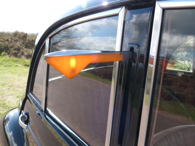 1955 Morris Minor Split Screen Semephore Indicator.JPG