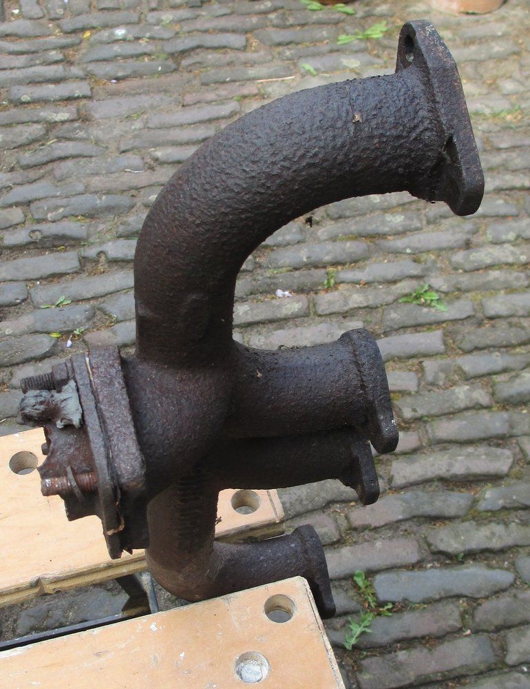1965 series 2a station wagon diesel exhaust manifold1.JPG
