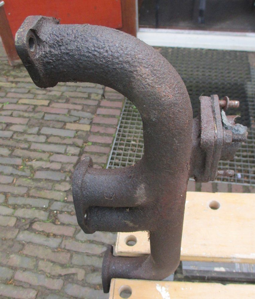 1965 series 2a station wagon diesel exhaust manifold3.JPG