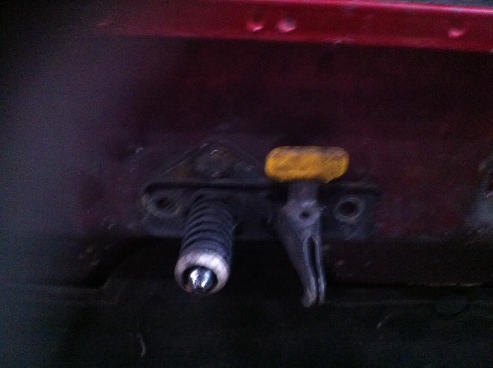 200tdi disco td5 bonnet catch mod.jpg