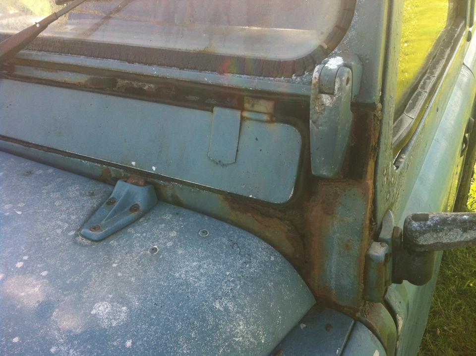 blue defender bad bit of bulkhead.jpg