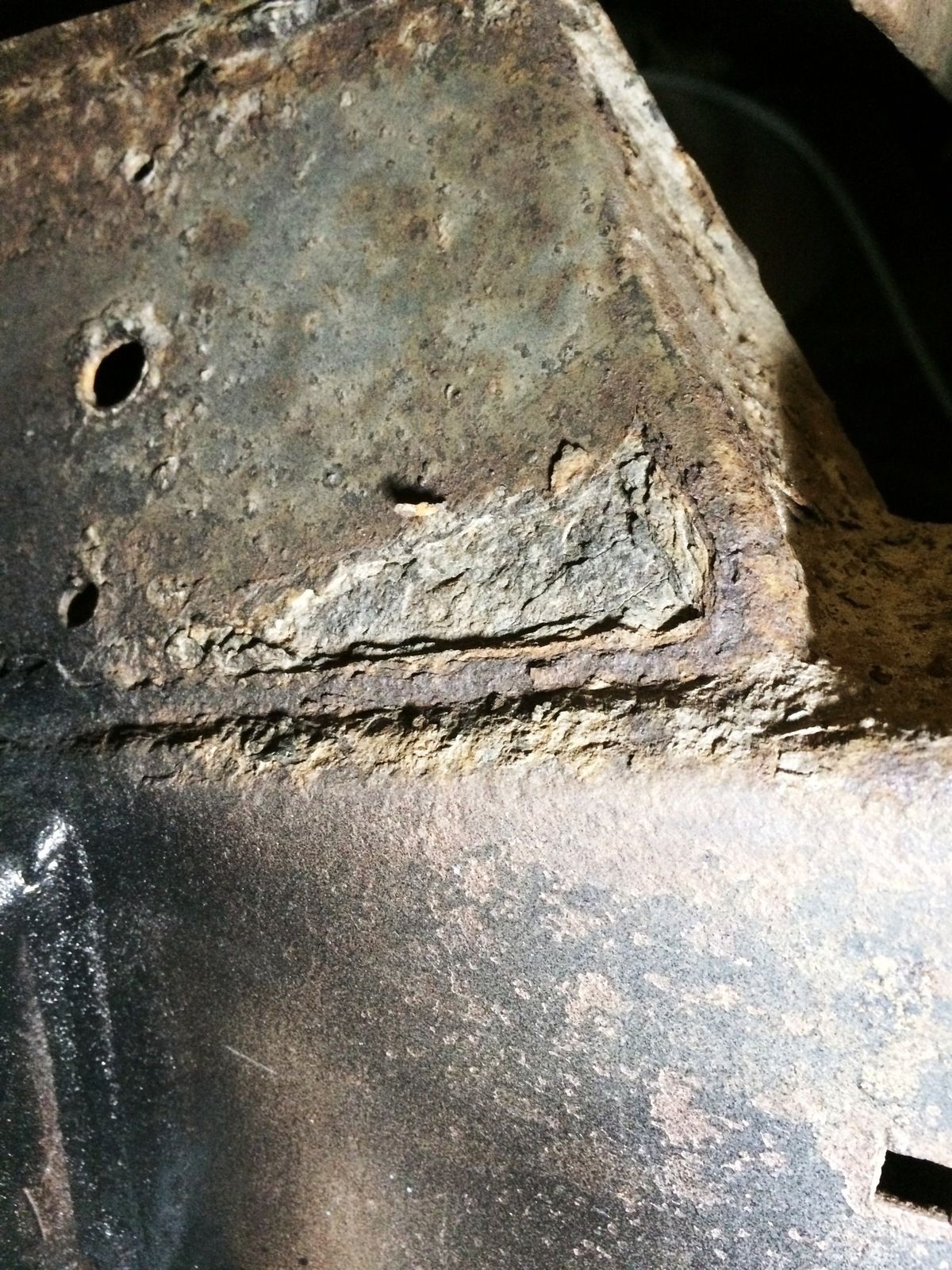 NS centre crossmember corrosion.JPG