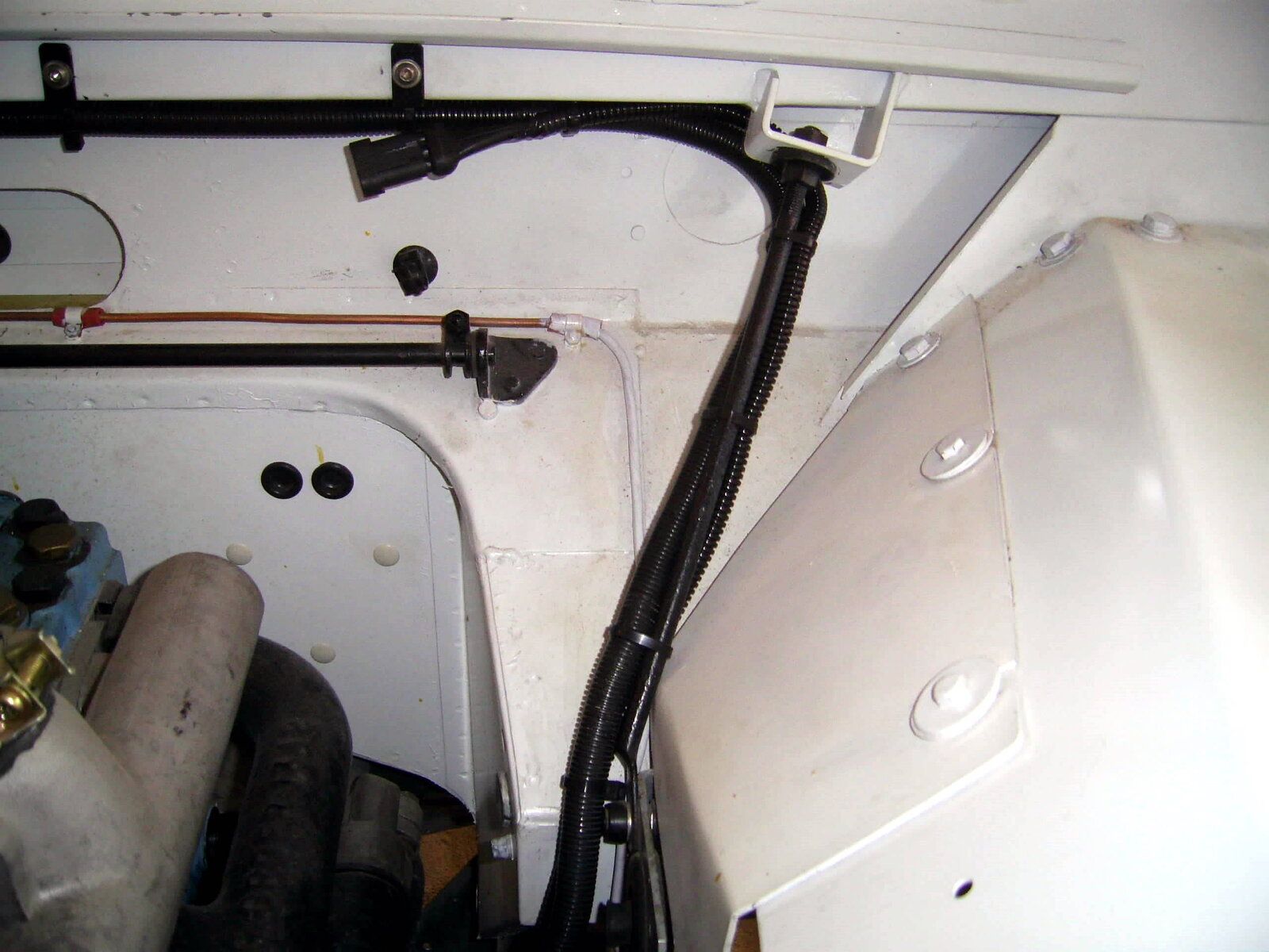 starter and alternator signal plug.JPG