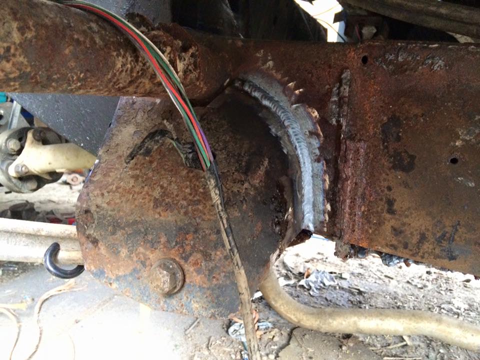 yellow 90 axle brackets welding 2.jpg