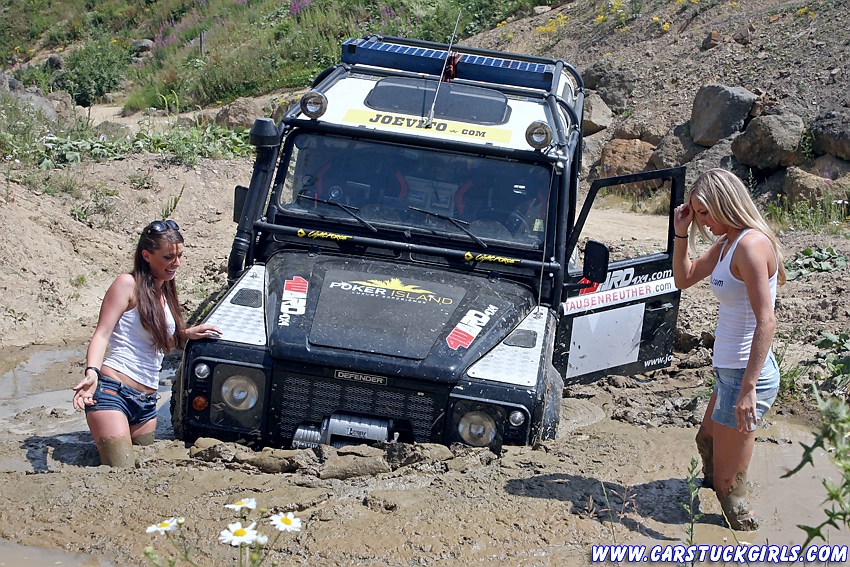 2_defender_girls_stuck_in_mud_011.jpg