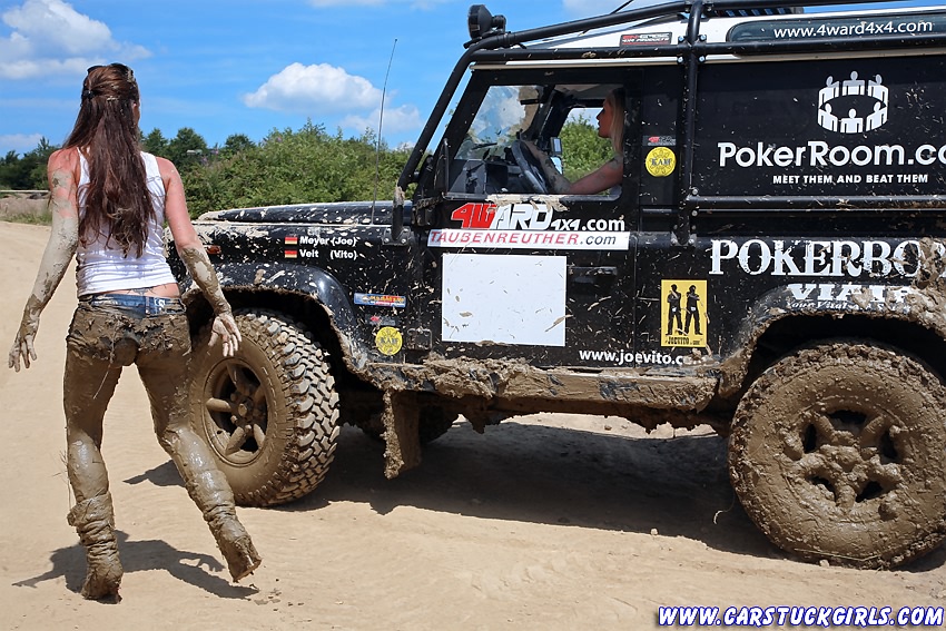 2_defender_girls_stuck_in_mud_022.jpg