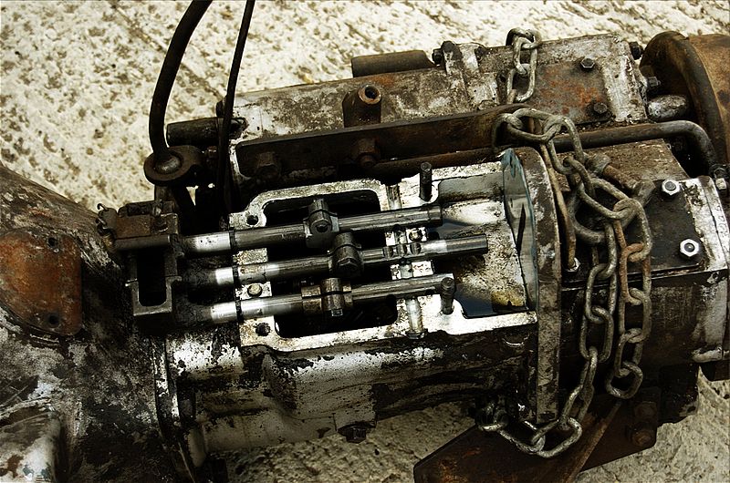 800px-Land_Rover_Series_III_gearbox%2C_top_cover_removed.JPG