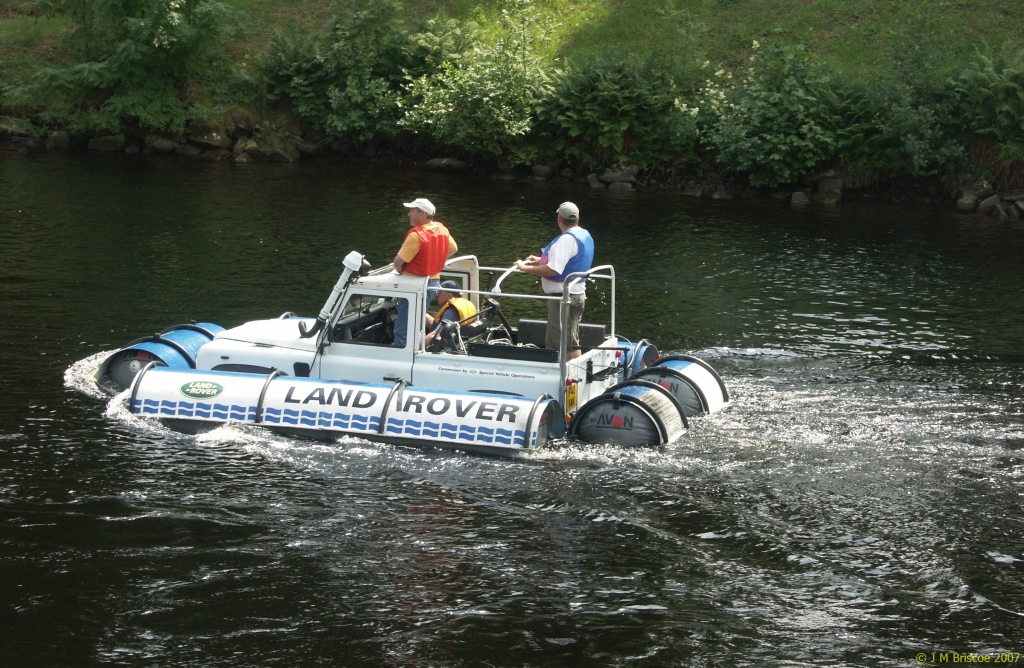 PICT6224_1_AMPHIBIOUS_LAND_ROVER_1.jpg