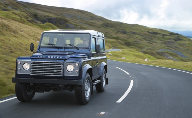 2013-land-rover-defender_100400529_m.jpg