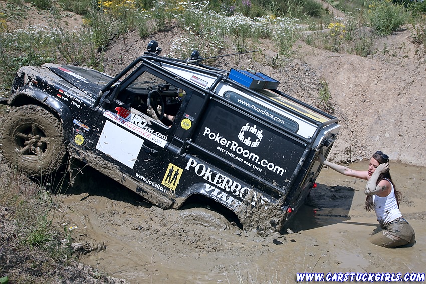 2_defender_girls_stuck_in_mud_018.jpg