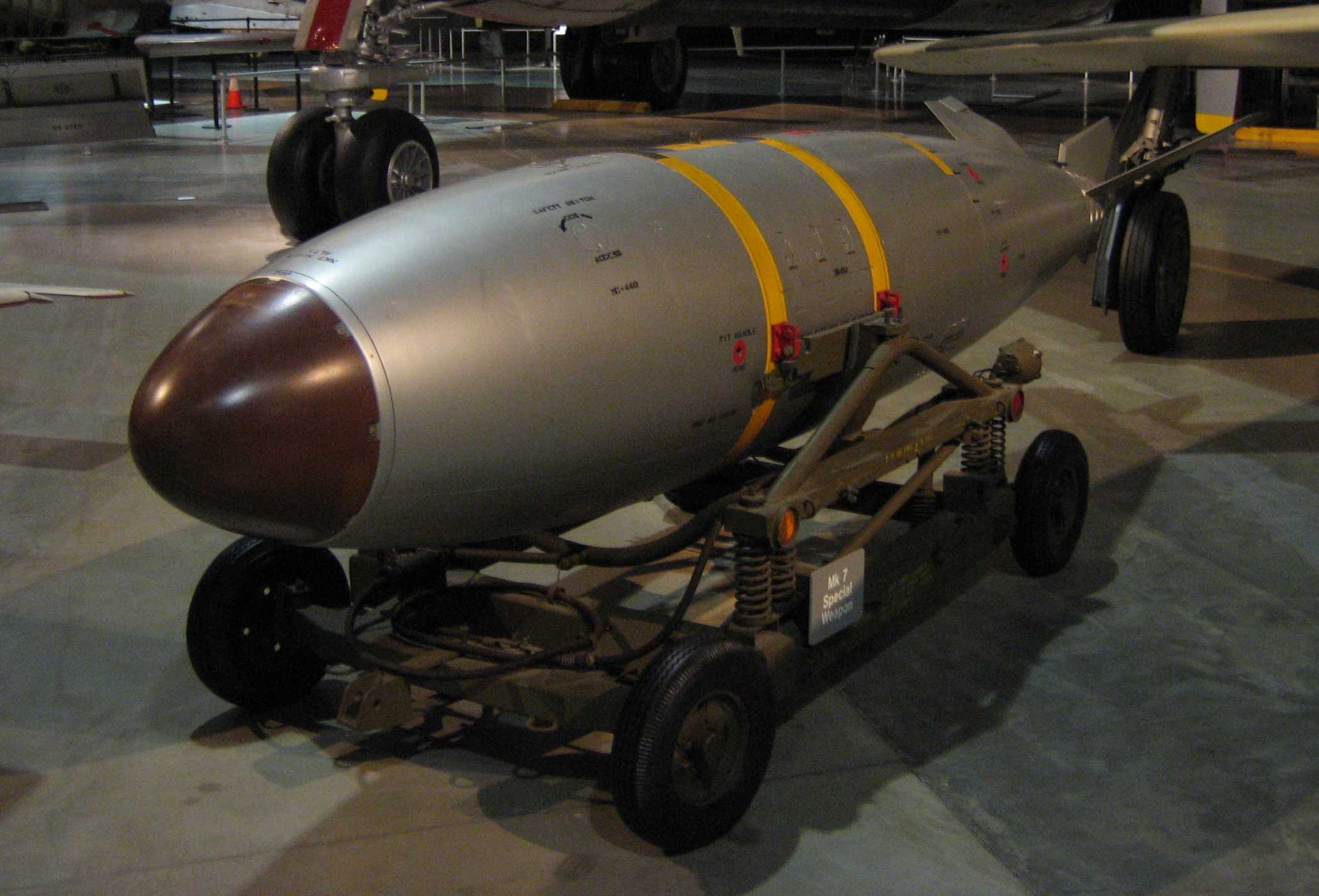 Mark_7_nuclear_bomb_at_USAF_Museum.jpg