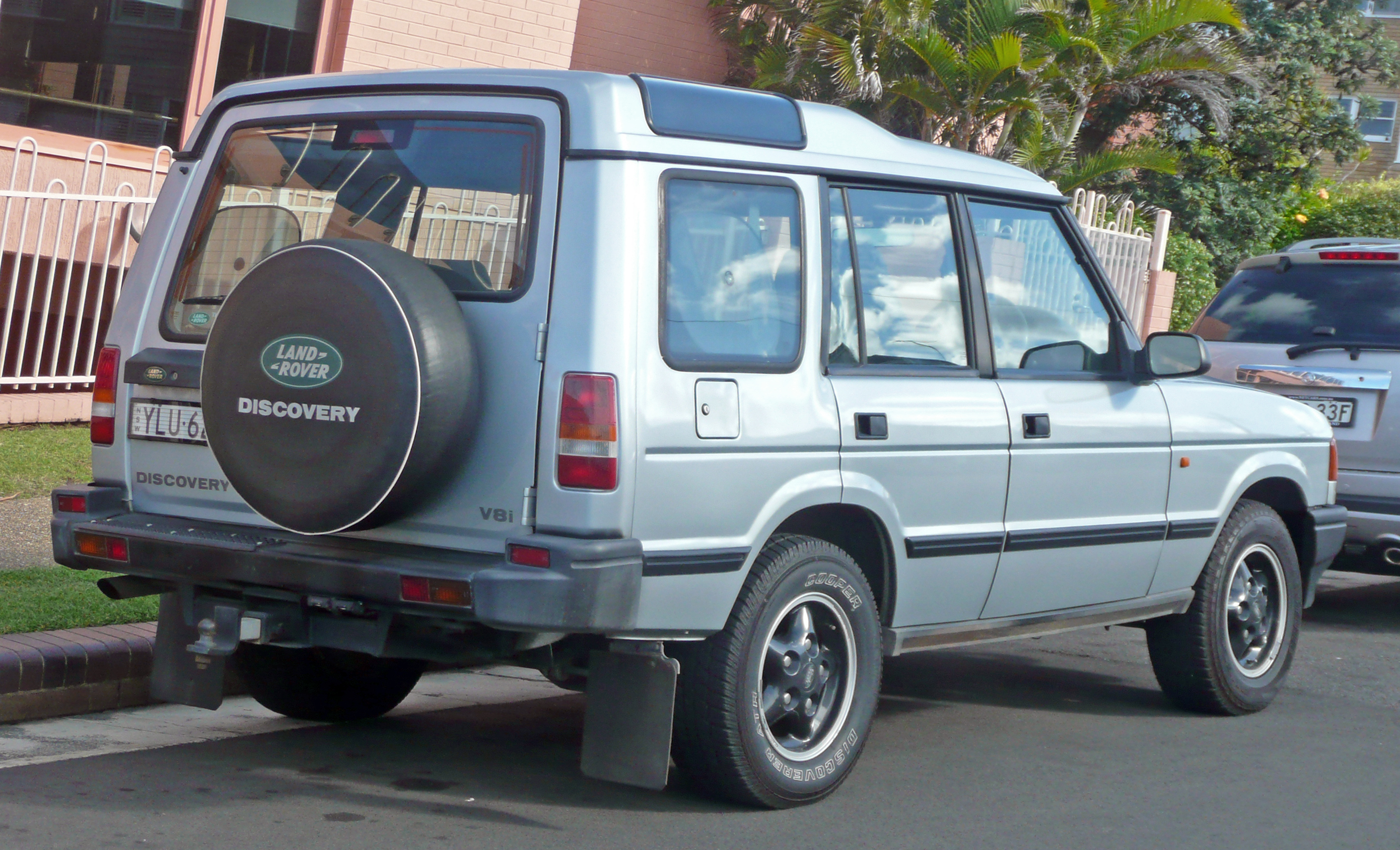 1994-1997_Land_Rover_Discovery_V8i_5-door_wagon_02.jpg