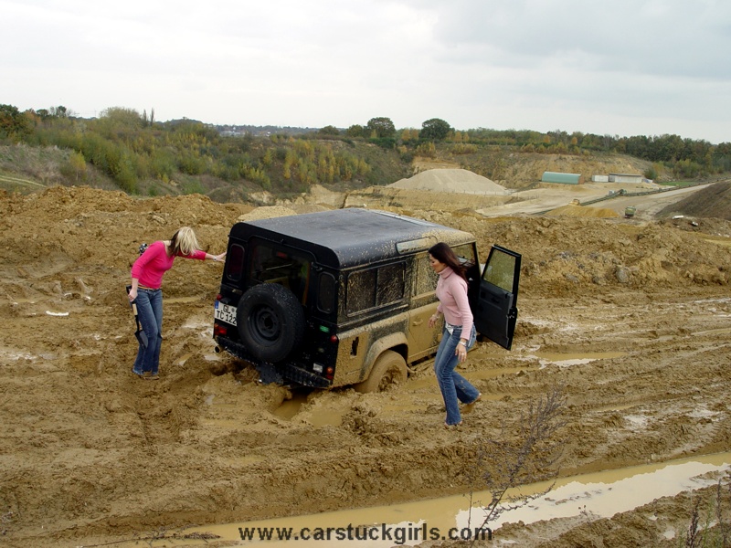 Land_Rover_LR_110_stuck_in_the_mud%20_011.jpg