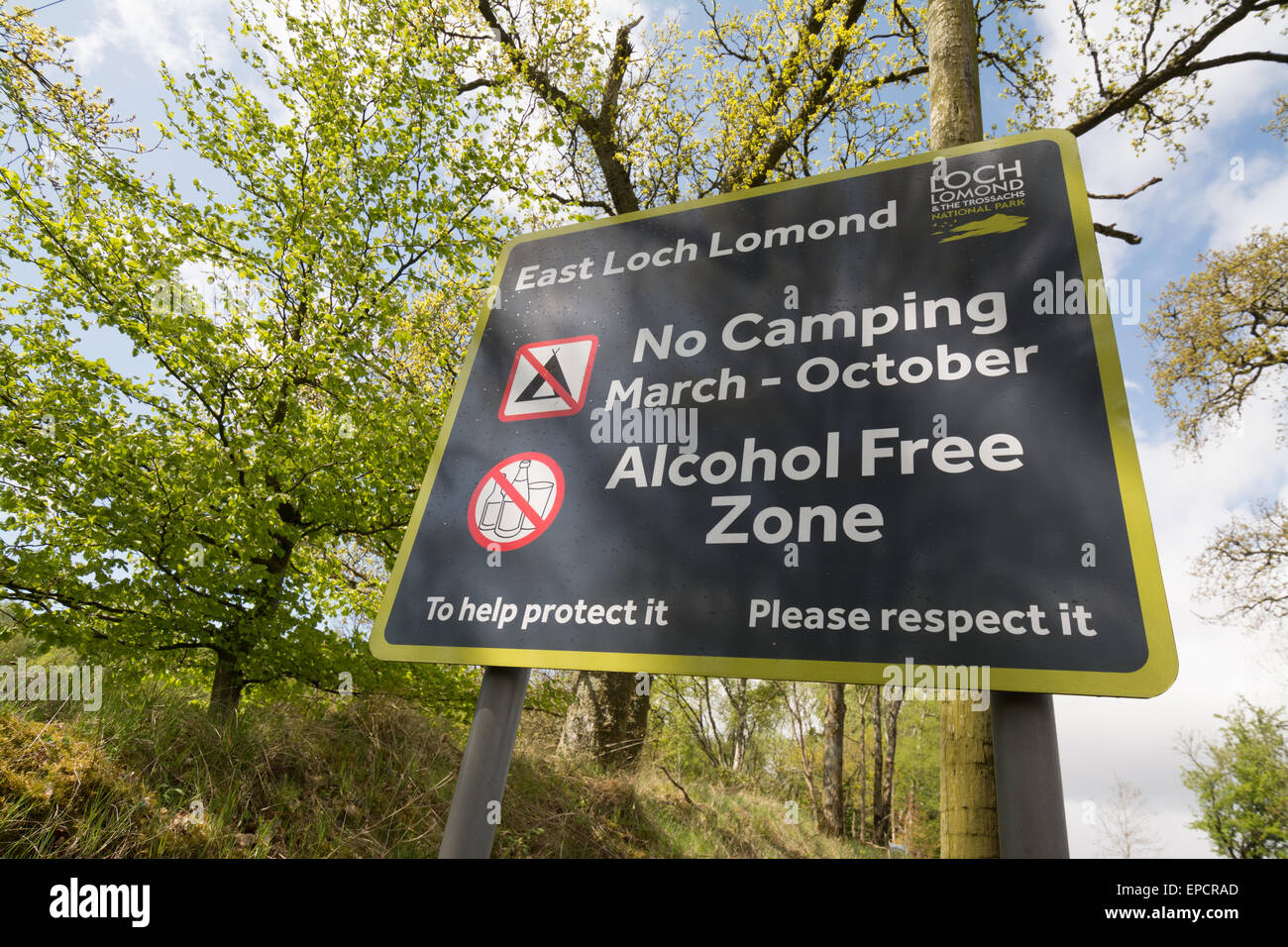 sign-in-loch-lomond-the-trossachs-national-park-showing-no-camping-EPCRAD.jpg